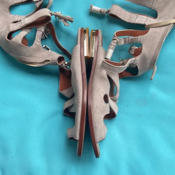 REBECCA MINKOFF BEIGE ZIPPER BACK GLADIATOR SANDALS front tassels SIZE 8