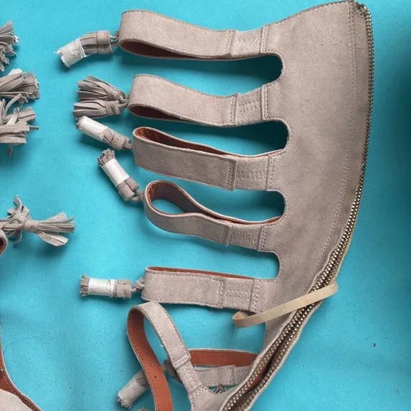 REBECCA MINKOFF BEIGE ZIPPER BACK GLADIATOR SANDALS front tassels SIZE 8