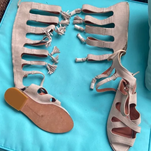 REBECCA MINKOFF BEIGE ZIPPER BACK GLADIATOR SANDALS front tassels SIZE 8