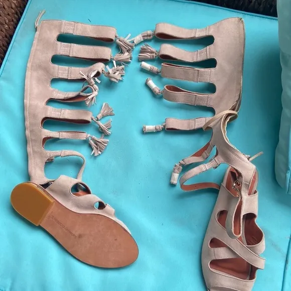 REBECCA MINKOFF BEIGE ZIPPER BACK GLADIATOR SANDALS front tassels SIZE 8