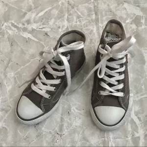 ⚠️SALE! 🎯Adorable Grey Levi's High Top Converse