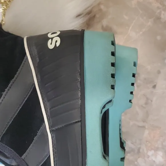 Sorel black waterproof snow boots size 7