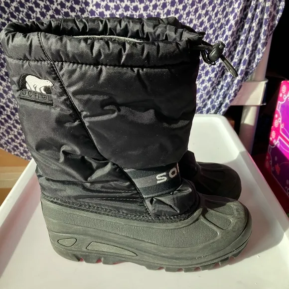 Sorel Girl’s winter snow boots black insulated warm adjustable openings size 4