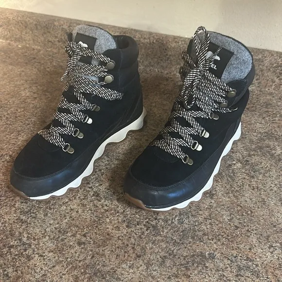 Sorel Kinetic Conquest Winter Boots Lace Up Black Womens Size 9.5
