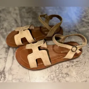 Steve Madden Little Girls Jharrlow Flat Sandals size 2