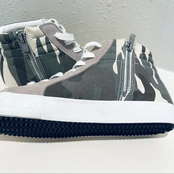 Steve Madden Women’s Tracey Hi Top Camo Sneakers Size 9 NEW