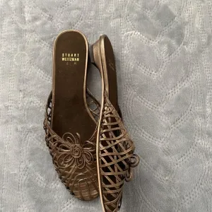 Stuart Weitzman flat sandals NWOT sz 8 1/2M