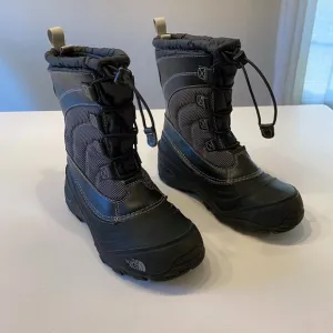 The North Face Unisex Kids Alpenglow IV Insulated Snow Boots‎ Black US Size 5