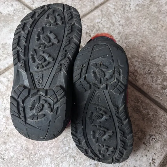 The North Face Winter insulated Boots for Toddlers. Size 8. Black, pink, orange