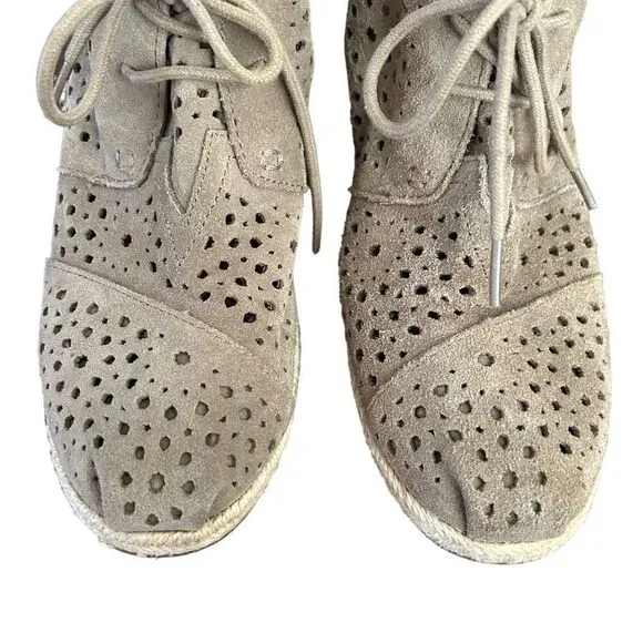 Toms Moroccan Taupe Suede Cutout Eyelets Lace Up Espadrille Wedge Heel Size 9