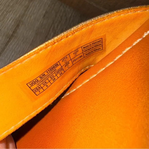 UGG Metallic Bronze Leather Thong Sandals Flip Flops Flat Orange Sole Size 7