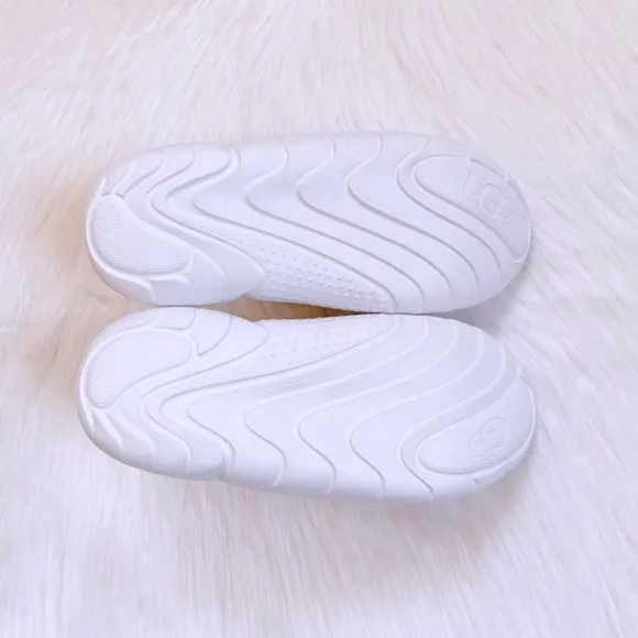 UGG Women’s LA Cloud Lace Sneakers
