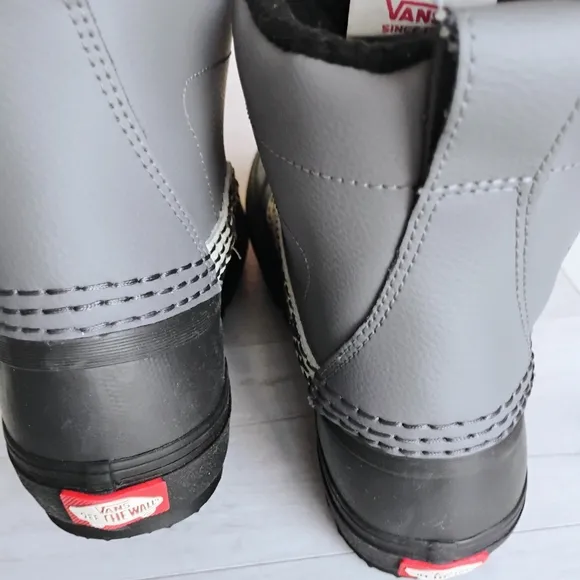 VANS NEW Standard Mid Snow MTE Boots