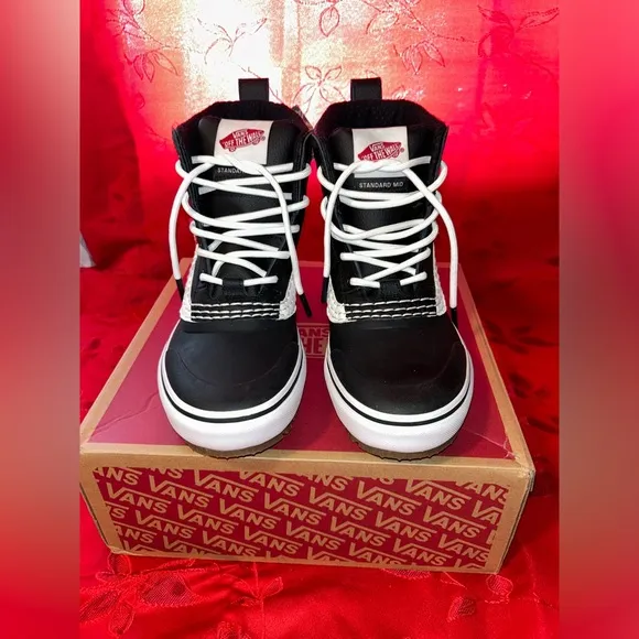 VANS Standard Mid Snow MTE Black White Snow Boots Men's Size 9, Women’s 10