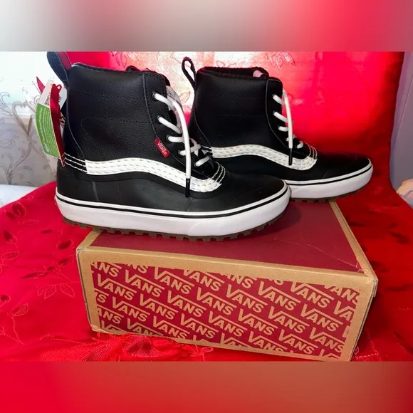 VANS Standard Mid Snow MTE Black White Snow Boots Men's Size 9, Women’s 10