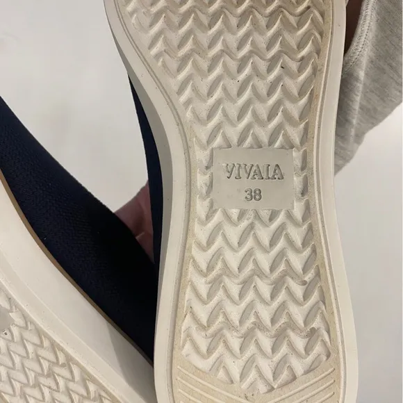 Vivaia || Veronica Pointed-Toe All-Day Standing Flats Navy Blue 38