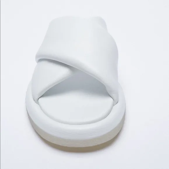 WHITE FLAT LEATHER SANDALS CRISS CROSS STRAP FOAM.