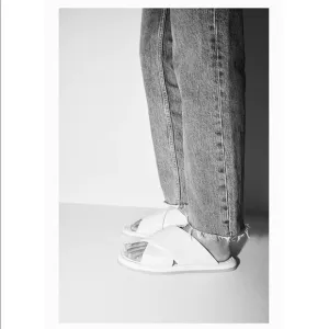 WHITE FLAT LEATHER SANDALS CRISS CROSS STRAP FOAM.