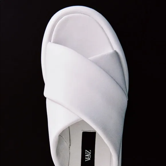 WHITE FLAT LEATHER SANDALS CRISS CROSS STRAP FOAM.