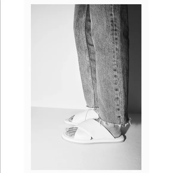 WHITE FLAT LEATHER SANDALS CRISS CROSS STRAP FOAM.