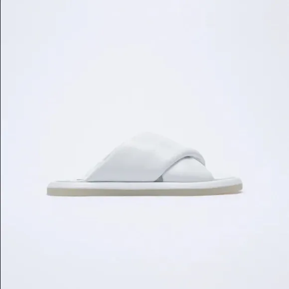 WHITE FLAT LEATHER SANDALS CRISS CROSS STRAP FOAM.