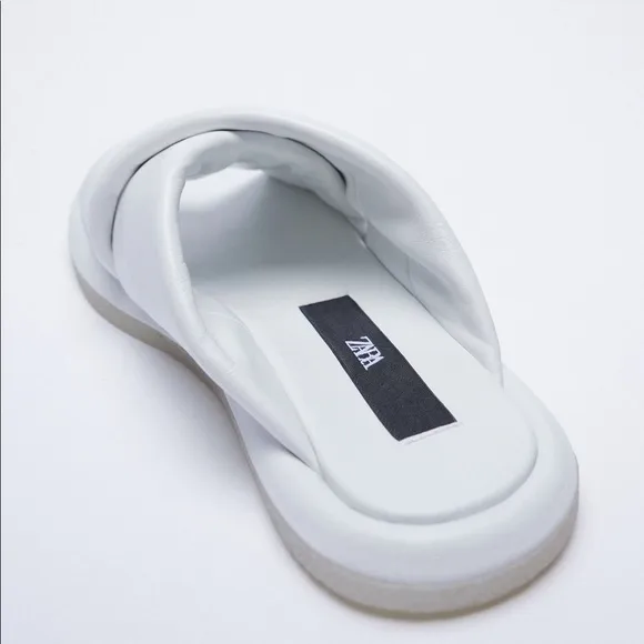 WHITE FLAT LEATHER SANDALS CRISS CROSS STRAP FOAM.