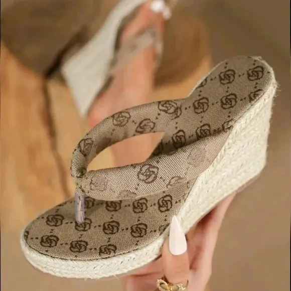 Women's Bohemian  Wedge Sandals With Toe Strap, Platform Sole, Embossed Flower