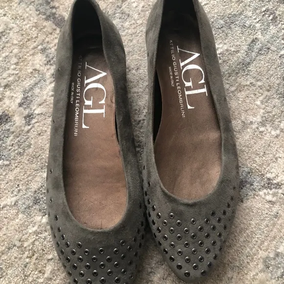 Women's New AGL size 6.5 gray suede flats with rivets