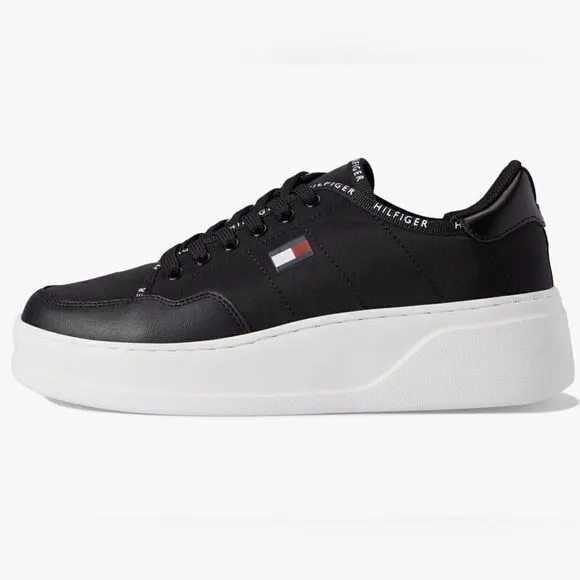 Women’s Tommy Hilfiger TW Grazie 2 Sneakers size 5
