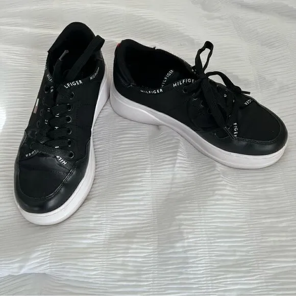 Women’s Tommy Hilfiger TW Grazie 2 Sneakers size 5