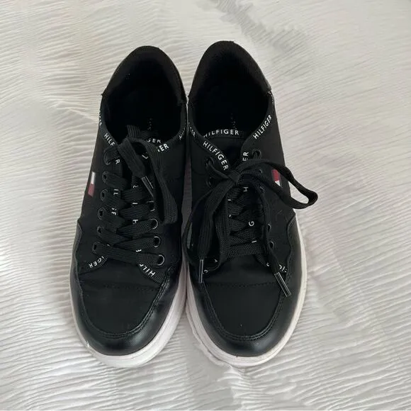Women’s Tommy Hilfiger TW Grazie 2 Sneakers size 5