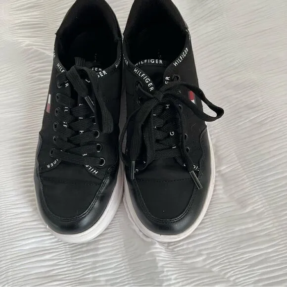 Women’s Tommy Hilfiger TW Grazie 2 Sneakers size 5