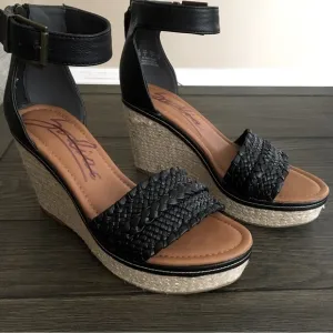 Zodiac NWOB Sabreen Espadrilles Platform Wedge Sandals Ankle Strap size 10 M